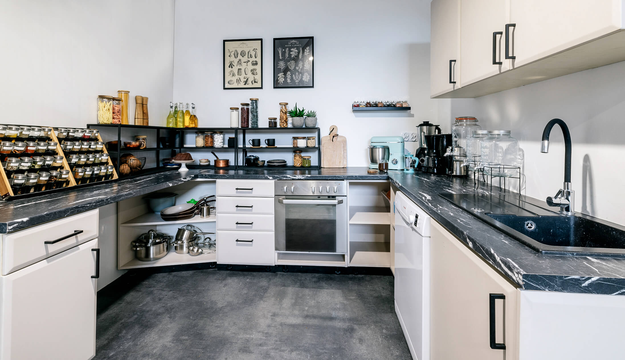 Kuchnia techniczna w studiu fotograficznym Poleczki.art w Warszawie – zaplecze dla ekip zdjęciowych Zaplecze techniczne – kuchnia dla fotografów, filmowców i modeli w studiu Poleczki.art